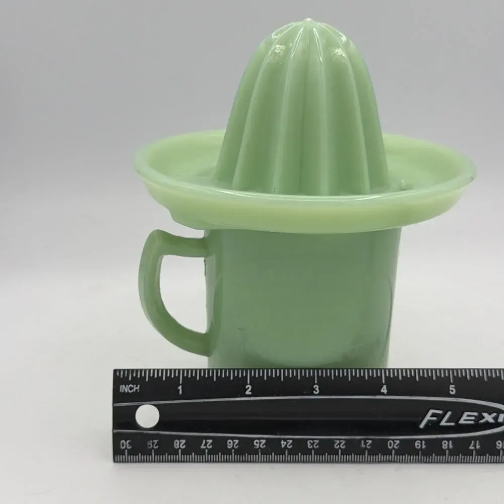VINTAGE Cream Dove Mfg. Co. measuring cup GREEN JADEITE Green JUICER RARE MCM